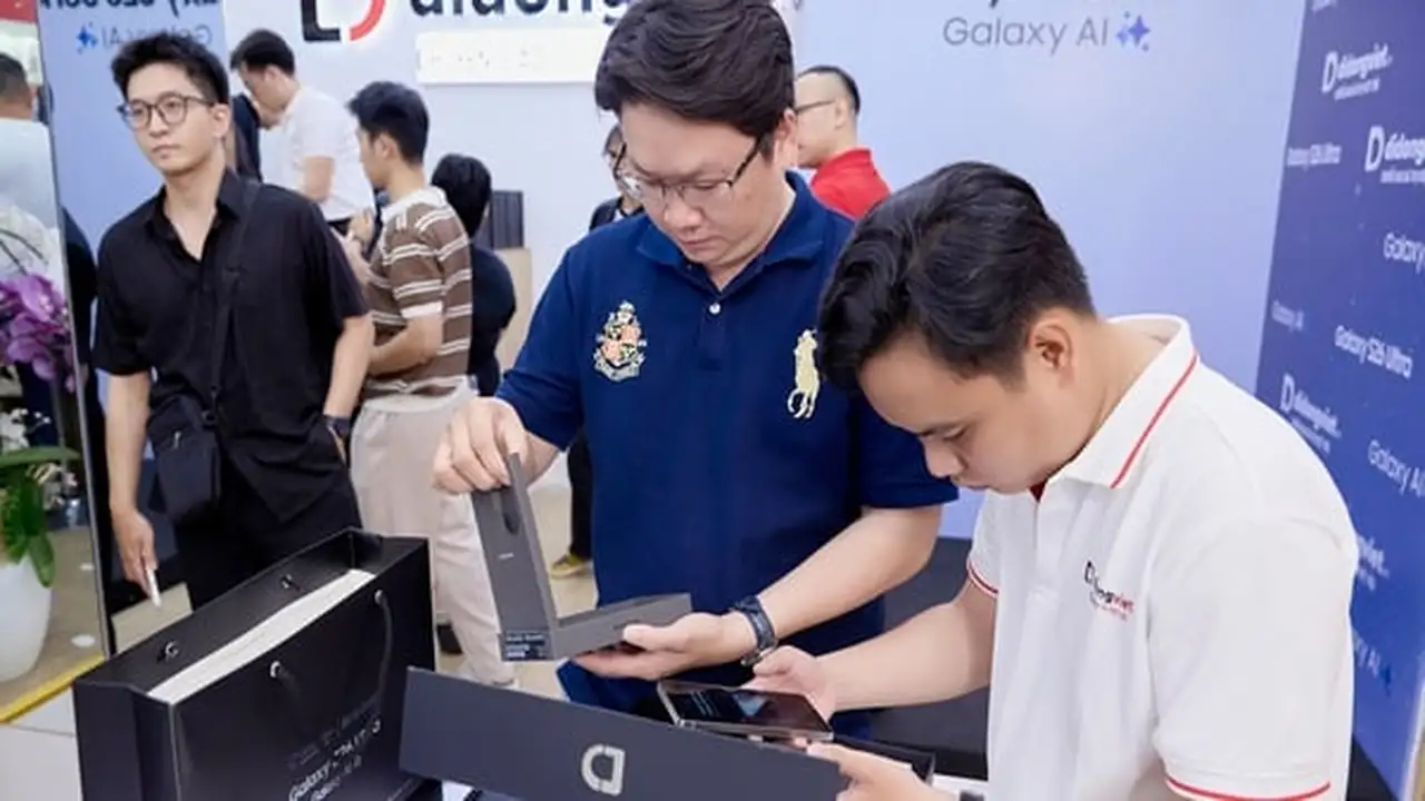 مشاهد حصرية لفتح صناديق هواتف سامسونج جالاكسي إس 26 عند منتصف الليل